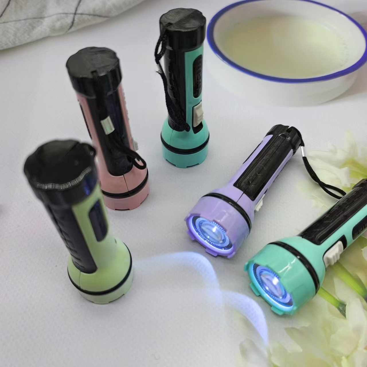 儿童玩具LED迷你手电应急灯调光手电筒彩色塑料小照明派对玩具详情6