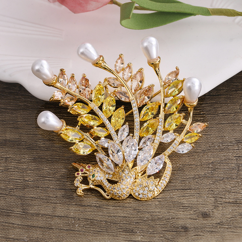欧美时尚锆石孔雀胸针 奢华珍珠胸花 保色电镀丝巾别针衣服配饰品详情1