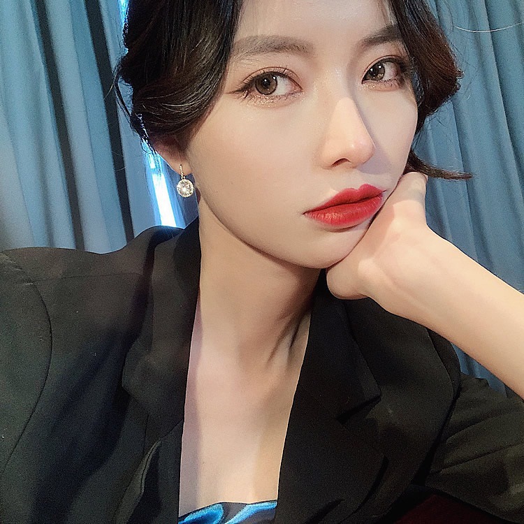 满钻耳勾闪钻耳饰轻奢高级感设计感锆镶嵌镶钻闪钻耳饰耳环女详情5