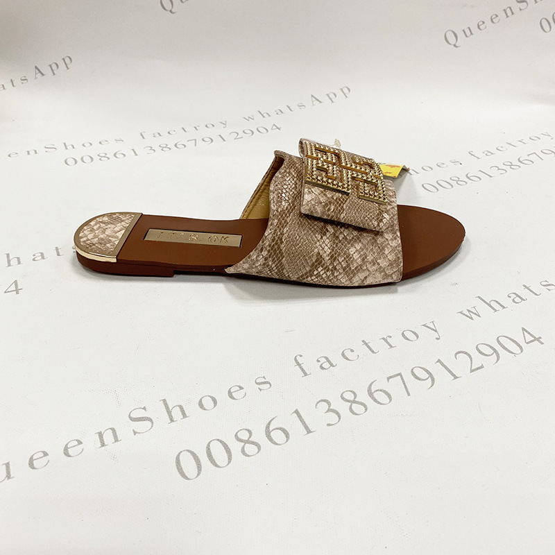 2025夏季时尚外贸出口女士凉拖鞋仿蛇纹面料金属方扣平底拖现货详情2