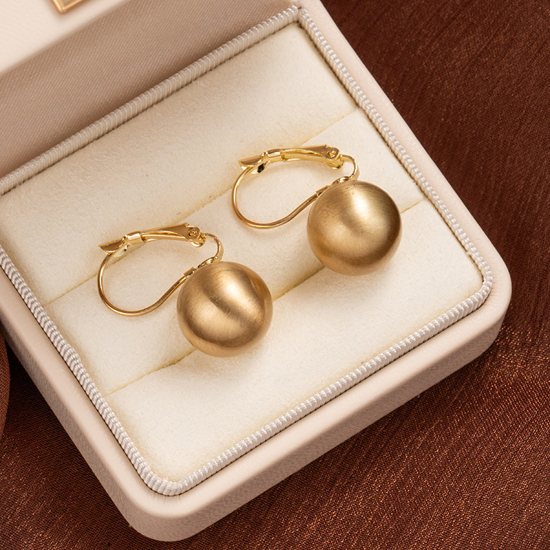 French matte brushed round earrings with a high-end touch and a cold, elegant style. The wind matte ear buckles are light luxury, fashionable and versatile earrings pic 4