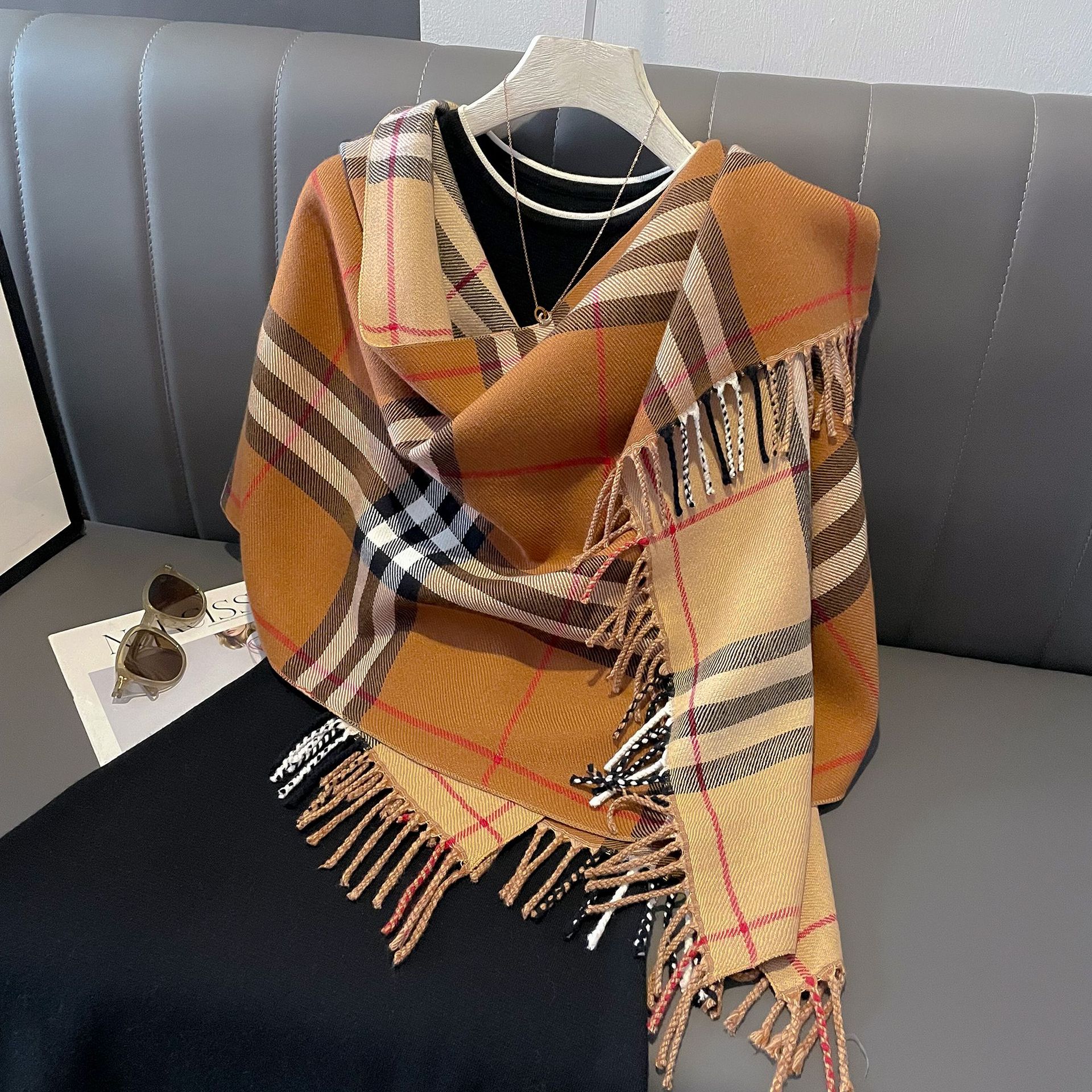 秋冬围巾女2023新款欧美经典复古仿羊绒格子披肩加厚保暖围脖批发详情10
