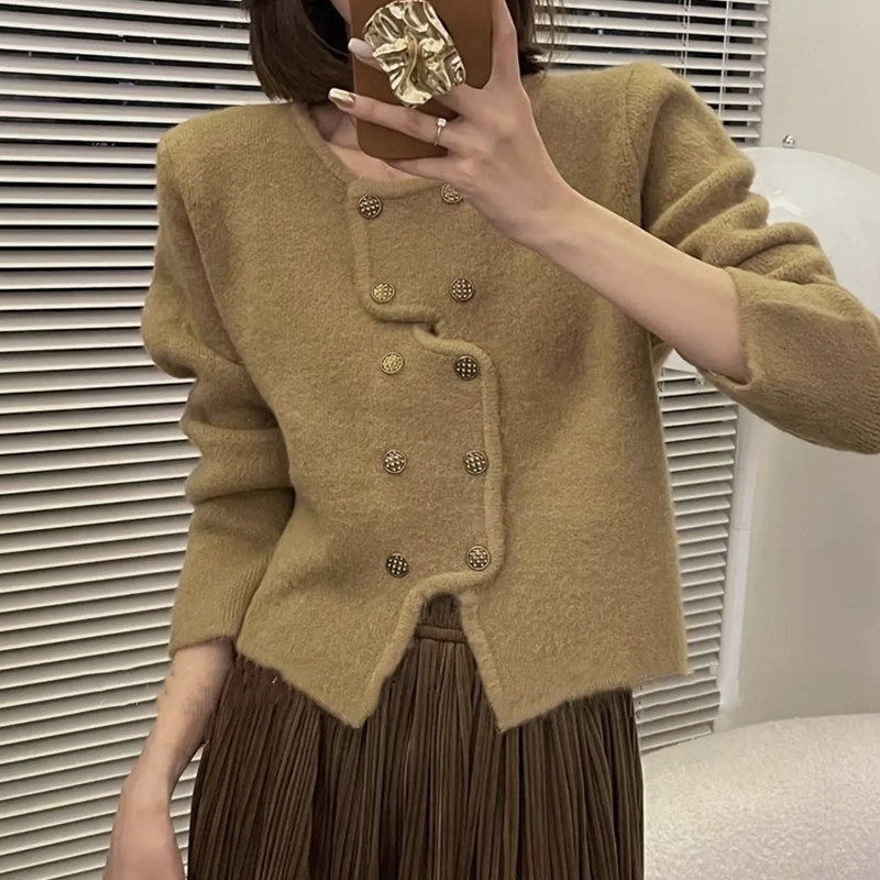 The 2022 autumn and winter collection of French chanel-style coats for women is elegant and stylish. The irregular double-breasted design makes it a trendy cardigan pic 2
