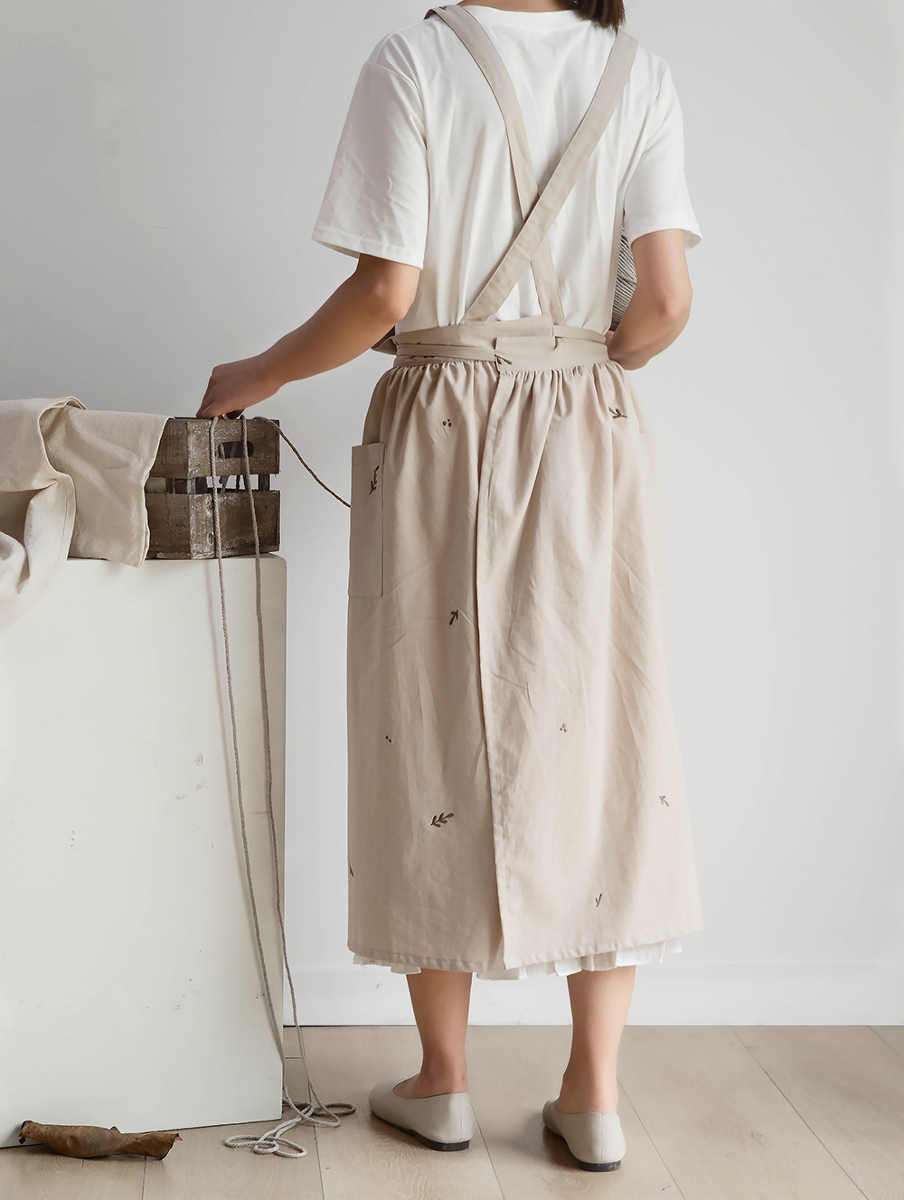 Wholesale of cross-border Korean version ins embroidered all-cotton kitchen aprons with pockets, cotton and linen waterproof aprons and waistbands pic 4