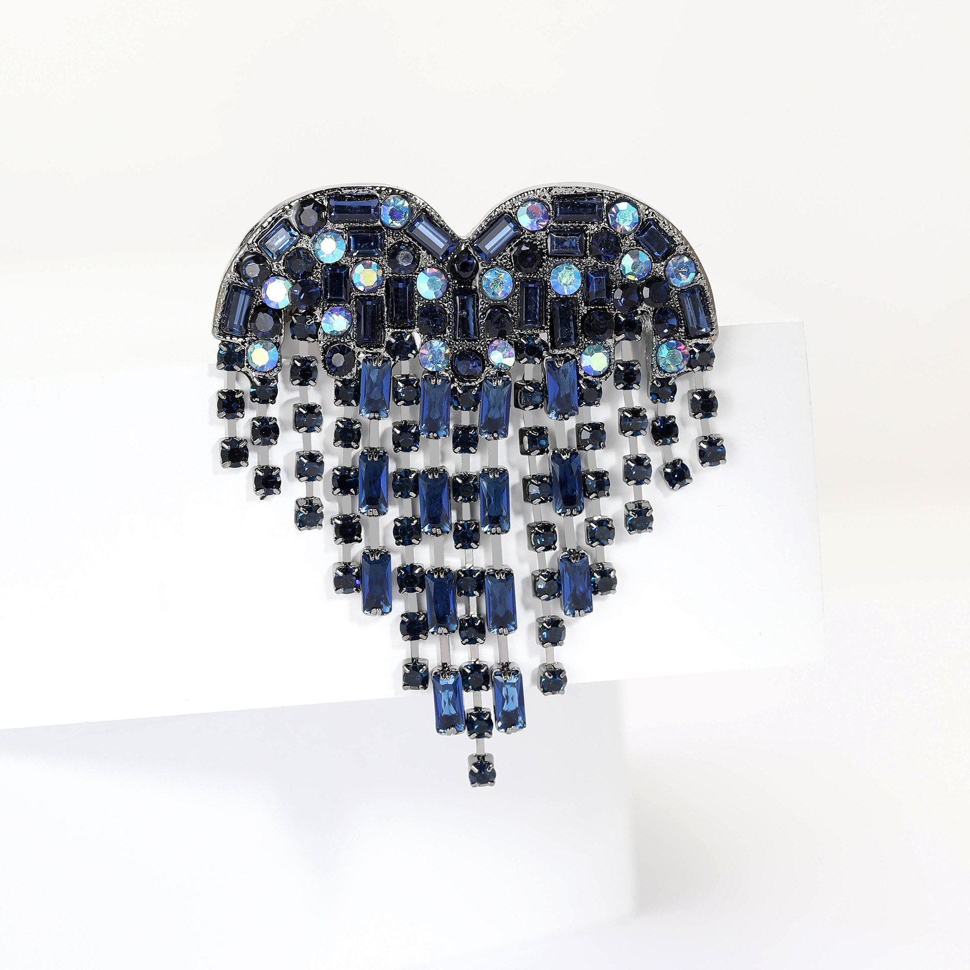 Korean-style high-end fashionable tassel heart-shaped grab chain brooch, elegant clothing accessory brooch pin manufacturer wholesale pic 4