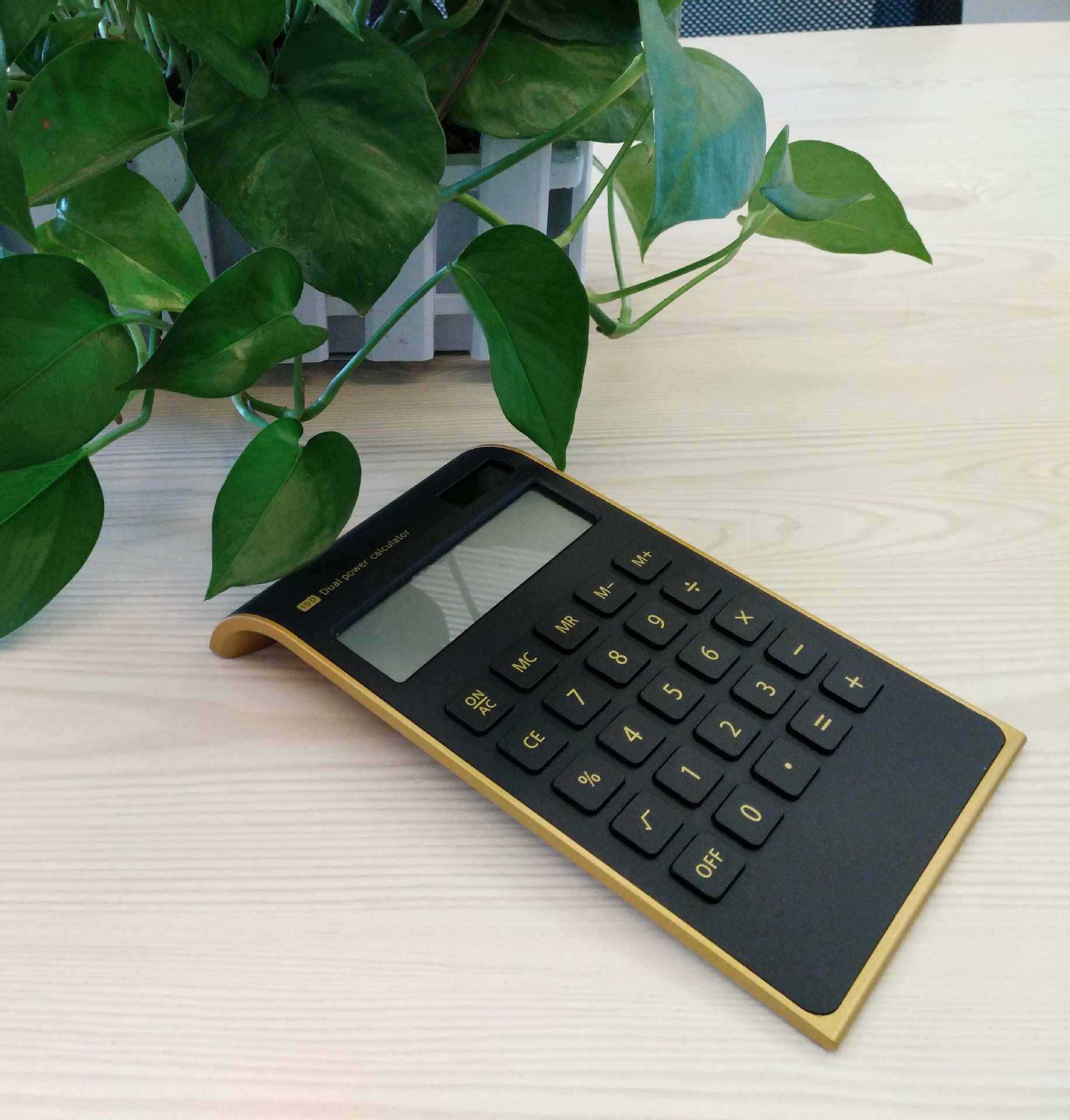 Factory direct sales of ultra-thin gold-framed arithmetic calculator, solar dual-power computer calculator, LOGO printing pic 3