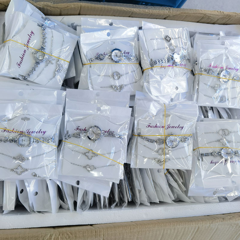 跨境热卖时尚带钻女士表饰品手链3件套礼品套装卡纸装饰手链腕表详情6