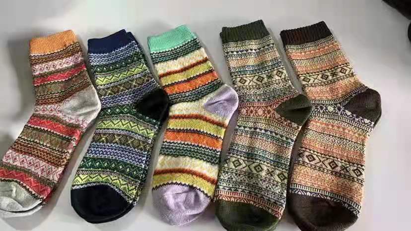 Wholesale of 2022 Winter new U-Home Totem socks, high-top patterned home floor socks, gg warm wool socks and snow socks pic 10