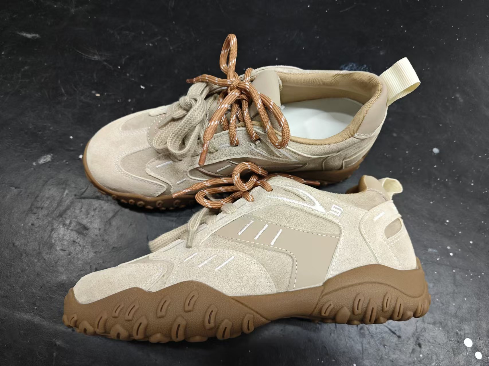 The thick-soled insole height-increasing Forrest Gump shoes of the same style as Grape Mom are the new sporty and casual leather training shoes for women in the autumn and winter of 2024 pic 2