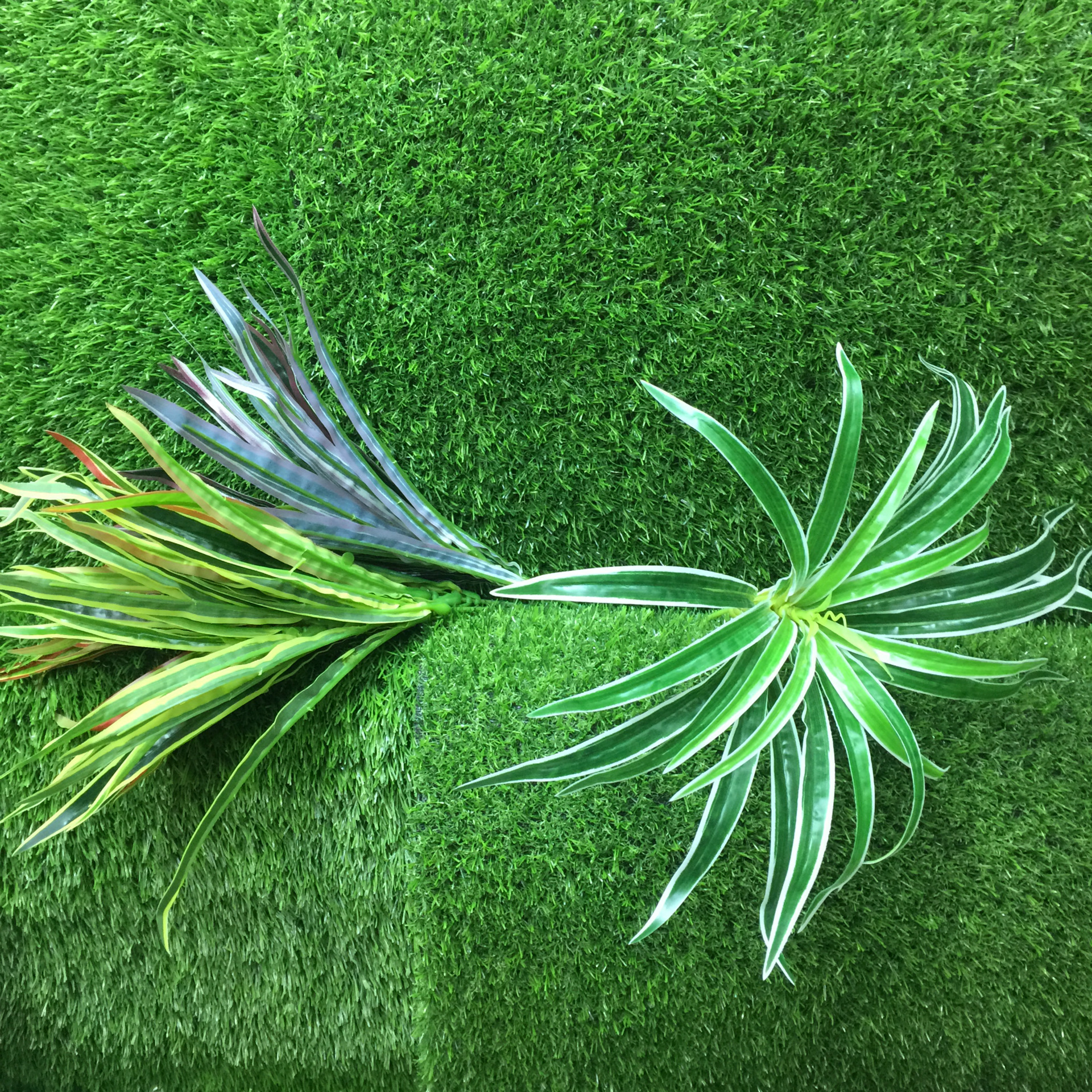 Laminated artificial white-edge spider plants, green artificial plant wall materials, small-leaf orchid artificial flowers, artificial flower decoration pic 2