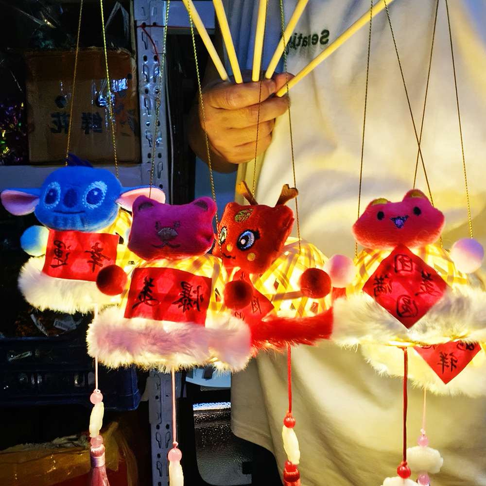 Lantern stalls with ancient-style plush toys and bamboo weaving that glow are also popular tourist attractions. Hand-held lanterns, Mid-Autumn Festival small lanterns, Mid-Autumn Festival little rabbits, and small maneki Neko pendants pic 6