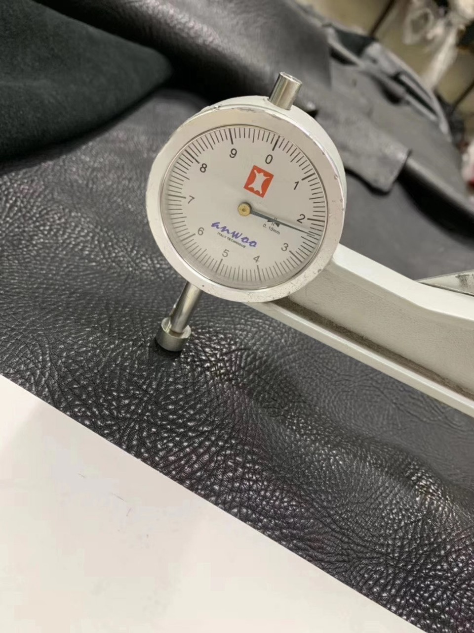 义乌哈牛真皮黑色头层自然甩自然纹2.0mm001详情8