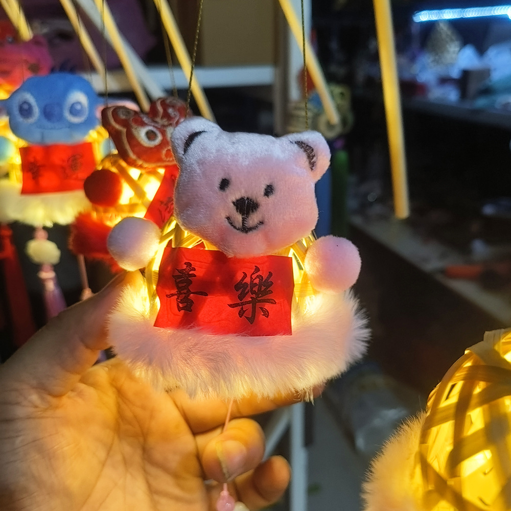 Lantern stalls with ancient-style plush toys and bamboo weaving that glow are also popular tourist attractions. Hand-held lanterns, Mid-Autumn Festival small lanterns, Mid-Autumn Festival little rabbits, and small maneki Neko pendants pic 25