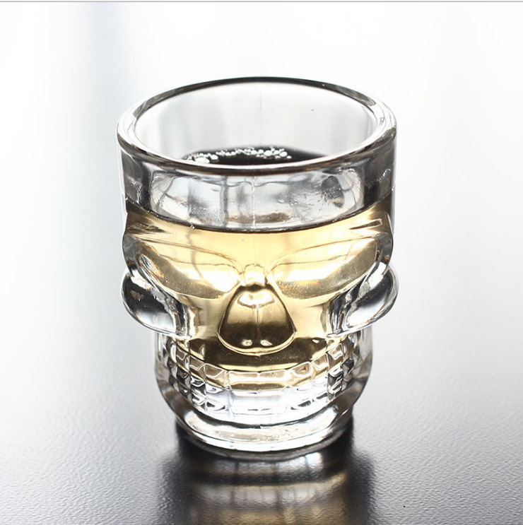 Skull-shaped small wine glasses pic 1