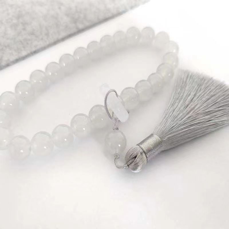 Qingqing Zijin holds a cultural and artistic bracelet that wraps around her fingers in a soft ancient style. This 18-seed prayer bead bracelet is a retro Hanfu accessory pic 25