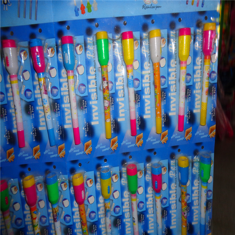 The popular light-emitting plastic toys, the seven-color interfinger light-emitting gyroscope pen and the mini student gift pen, are selling well at the street stall pic 8