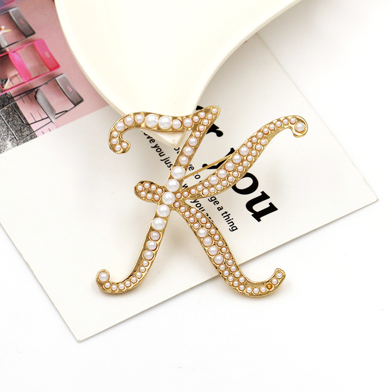 欧美时尚英文26个字母胸针 珍珠别针女胸花服饰配件饰品现货批发详情6