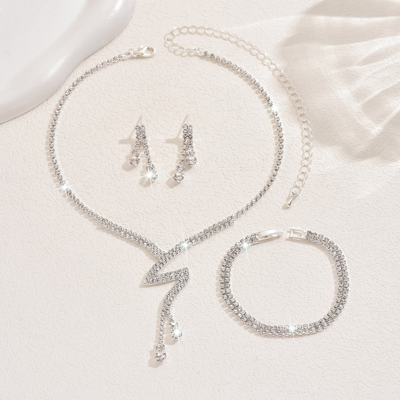 European and American light luxury high-end jewelry set necklace, niche lightning shaped collarbone chain, fashionable and versatile accessories wholesale pic 12