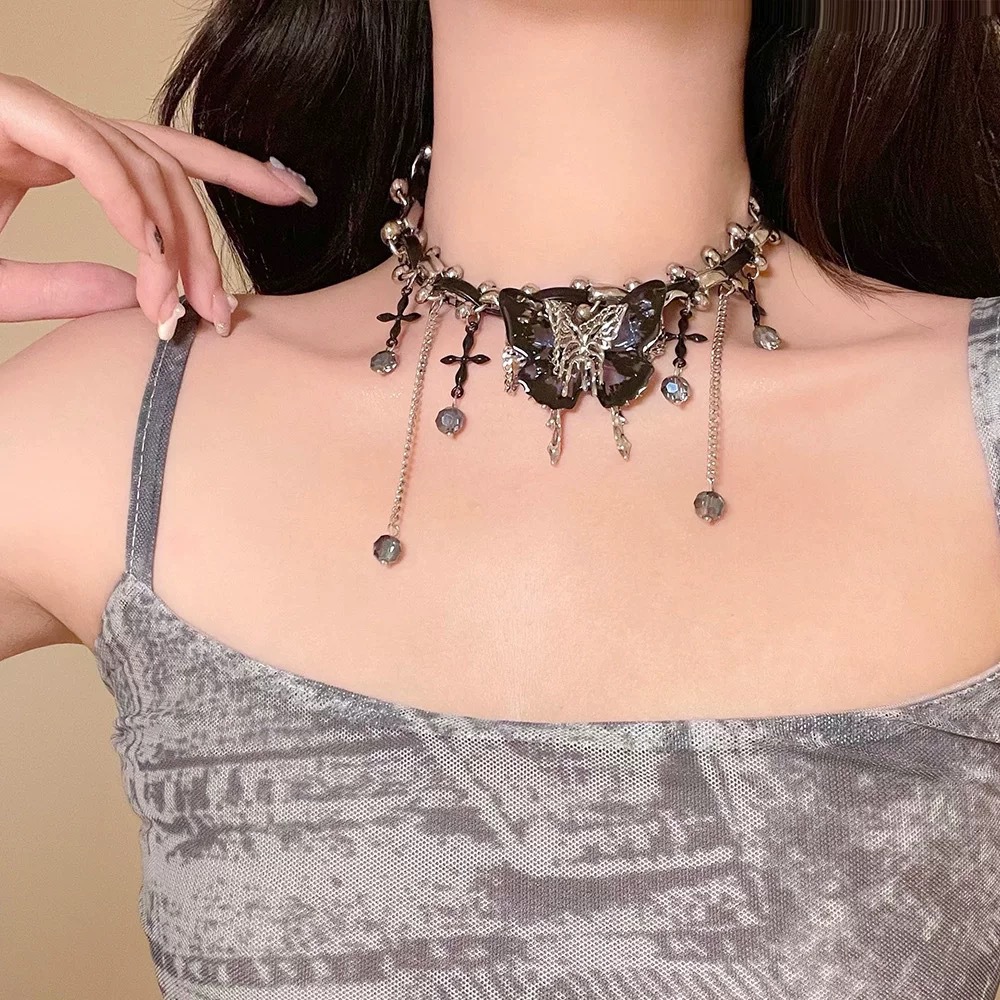 Black geometric pendant leather rope long necklace, a niche design for women, exudes a sense of high-end and light luxury. 2024 new sweater chain trend pic 3