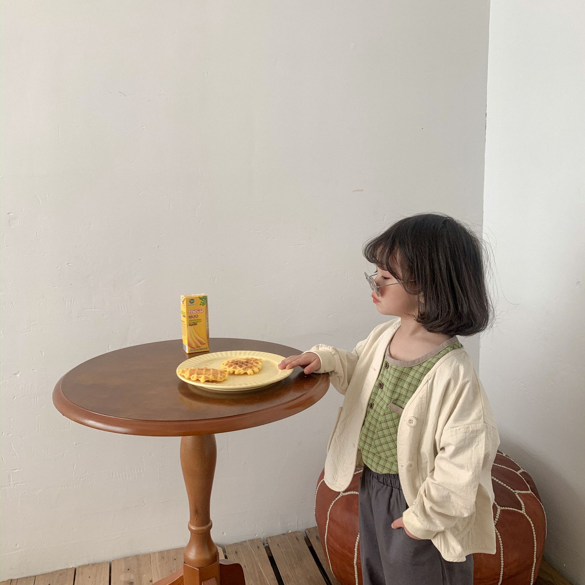 For the Spring and autumn of 2024, solid-color short jackets for children, a literary style for both boys and girls, and a small cardigan with a Japanese style as outerwear are all trendy pic 21