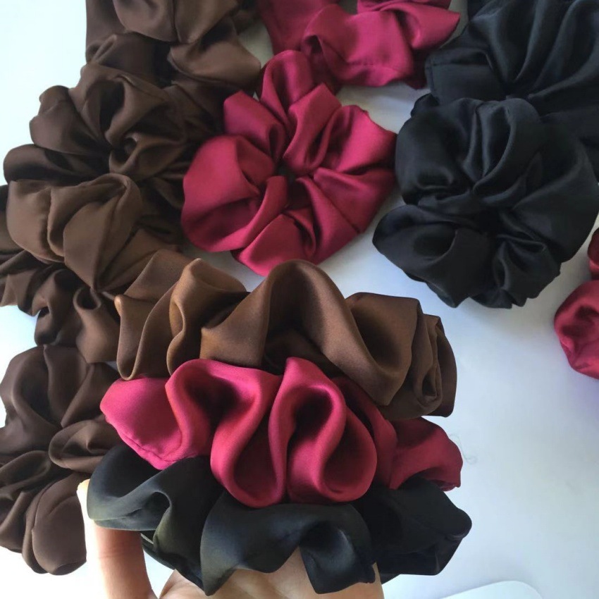 The high-end satin large intestine hair band is 12 cm long, with a simple and elegant style. The hair is tied with a ponytail and comes in a pure plain color of flower red, black and coffee pic 2
