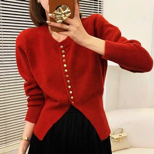 A gentle pink sweater with heart-shaped buttons for women in the spring and autumn of 2022, paired with a loose and sweet knitted cardigan jacket pic 3