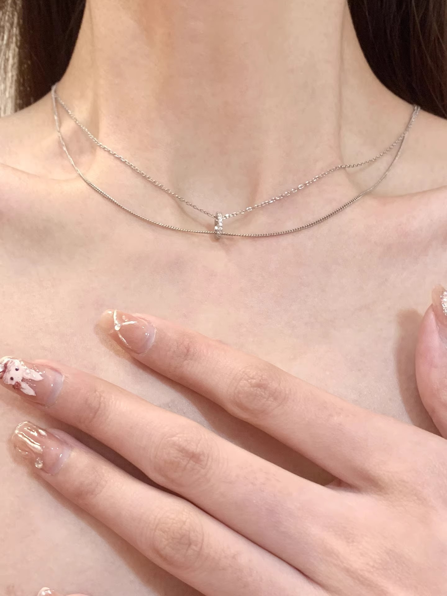 The double-layer necklace features a niche design, a fashionable and elegant style, and is versatile. The cold and cool pendant collarbone chain exudes a unique and high-end feel for winter pic 3