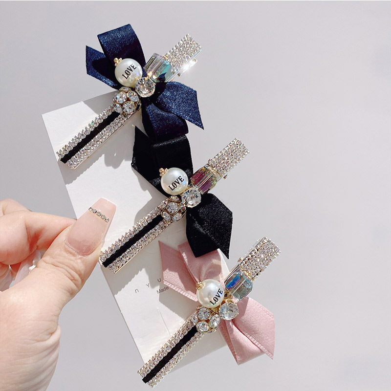 Black rhinestone velvet bangs clip with a high-end look, side clip with a duckbill clip and a small Chanel style, pearl rhinestone hair clip at the back of the head pic 13