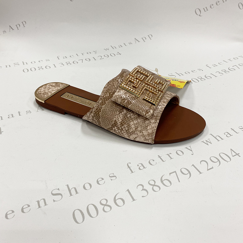 2025夏季时尚外贸出口女士凉拖鞋仿蛇纹面料金属方扣平底拖现货详情3