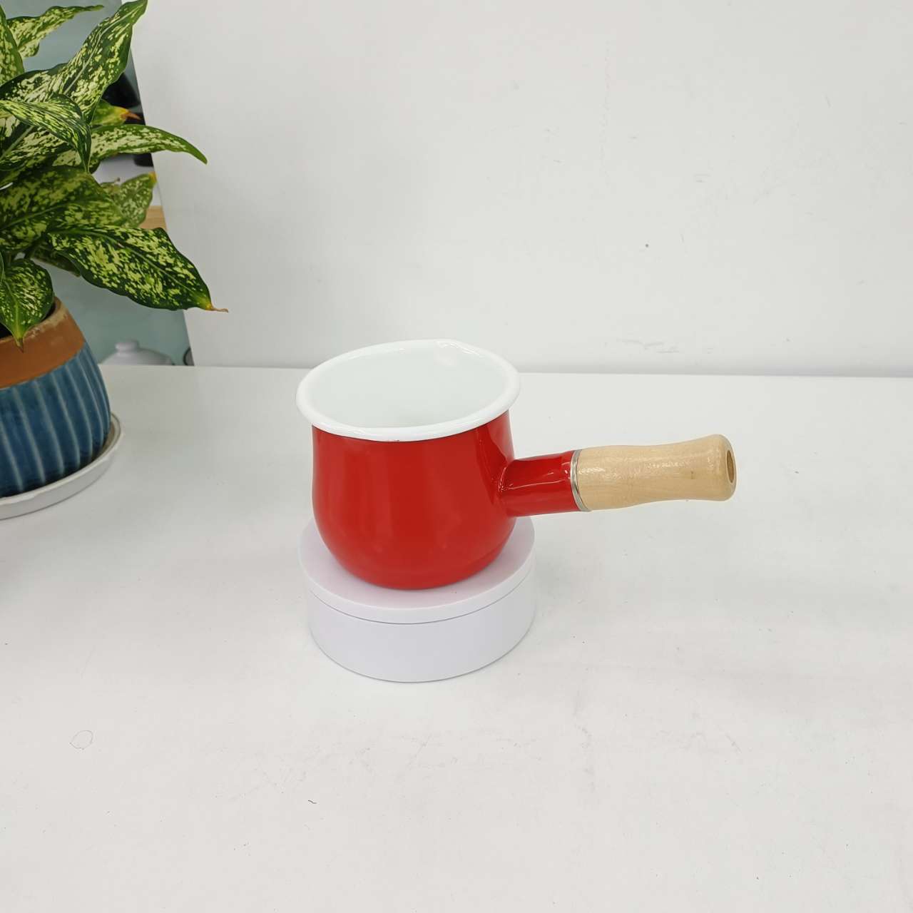 Thickened enamel milk cup, cute INS style, fresh and adorable. Enamel single-handle milk pot, wooden handle, Japanese and Korean enamel kitchenware batch pic 10