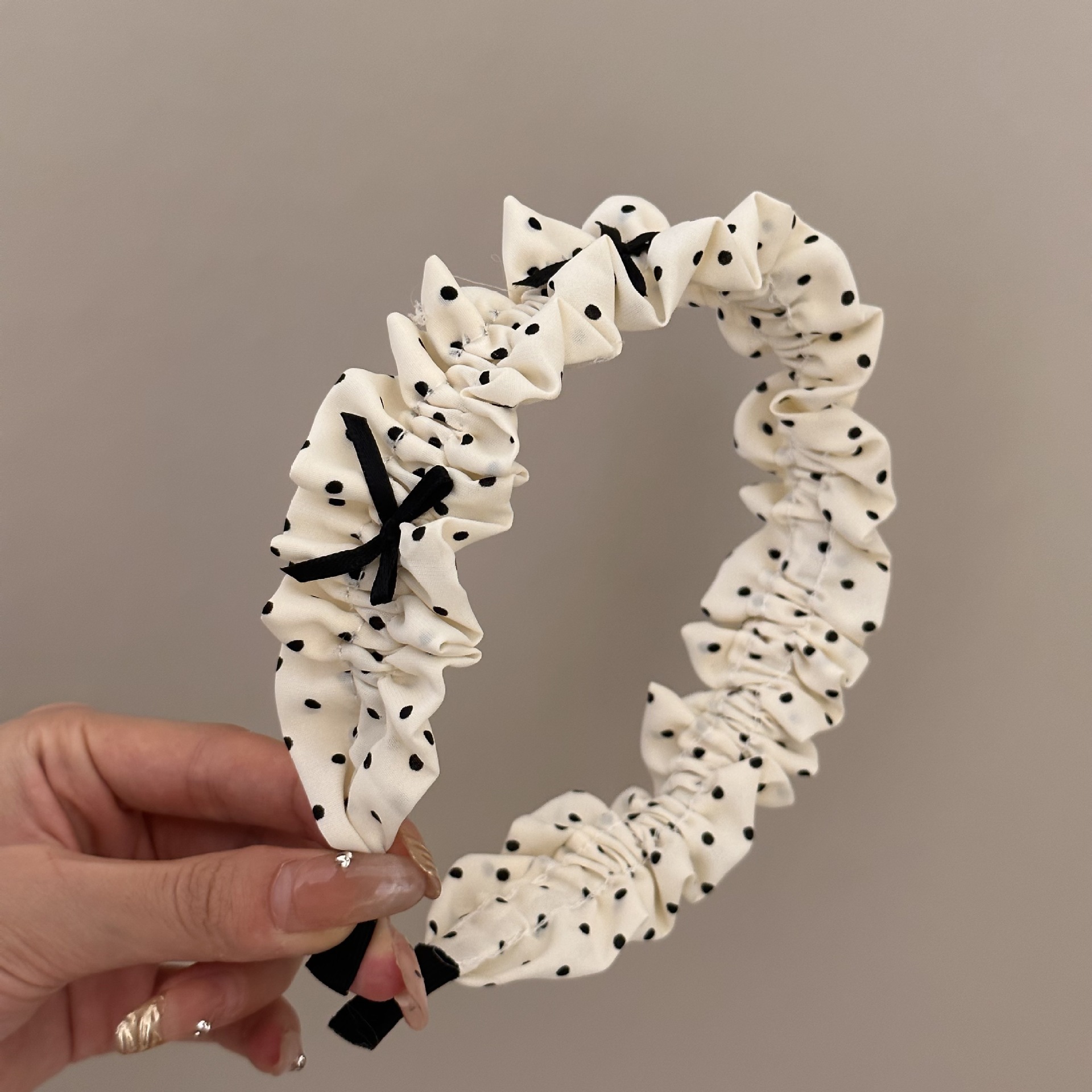The new polka dot bow headband is a versatile Korean-style pleated hair accessory for women. It features a high top of the head with pressure and ruffled edges. The headwear is simple and elegant pic 14