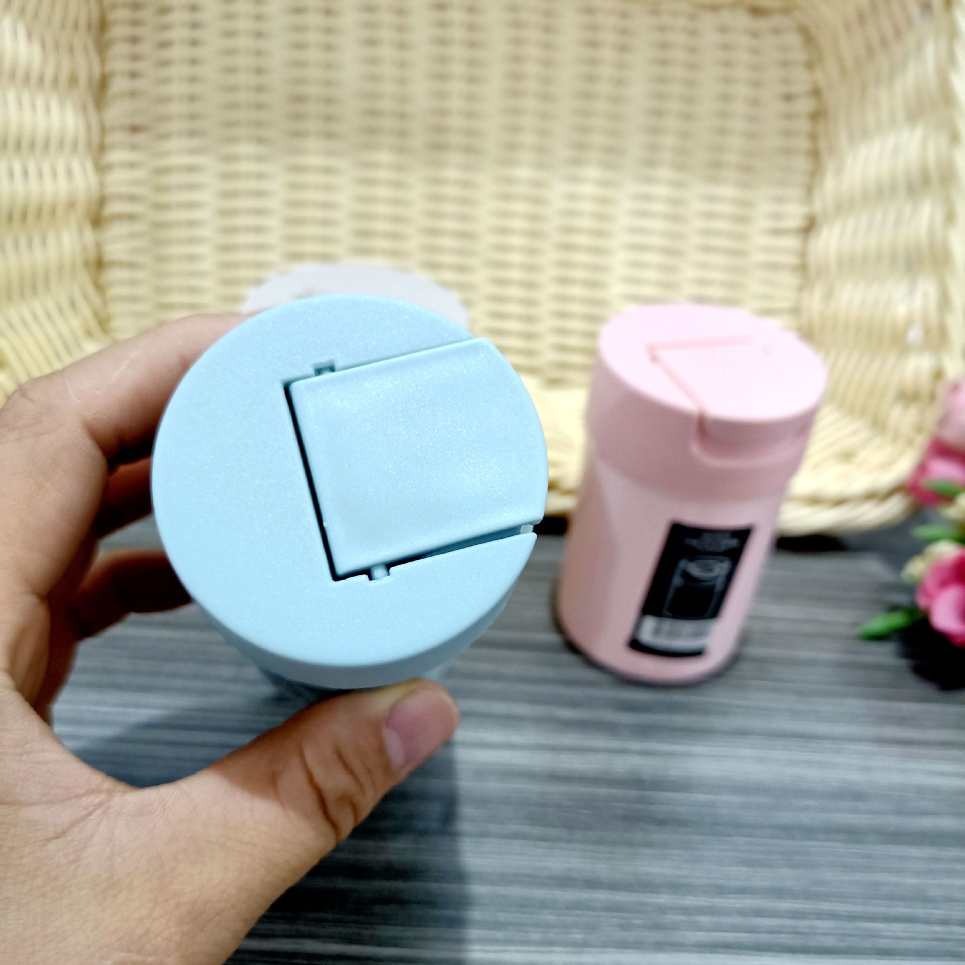Korean-style colored toothpick boxes, colored toothpick buckets, fashionable toothpick boxes, supermarket and shopping mall toothpick cylinders, wholesale at 1 yuan or 2 yuan pic 3