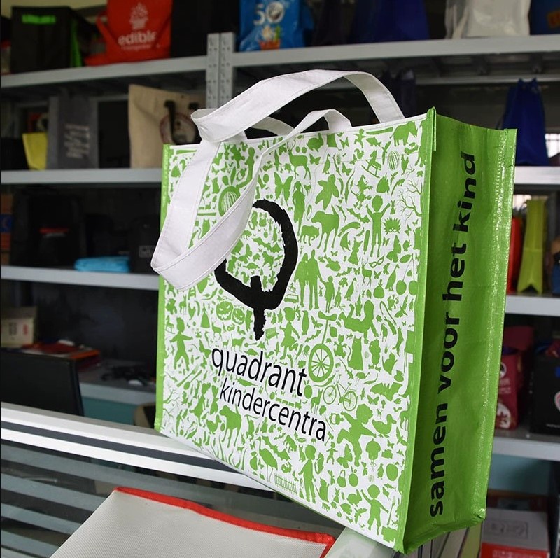 Factory wholesale PP laminated advertising woven bags, laminated non-woven fabric hand-held shopping bags, hand-held woven gift bags pic 3