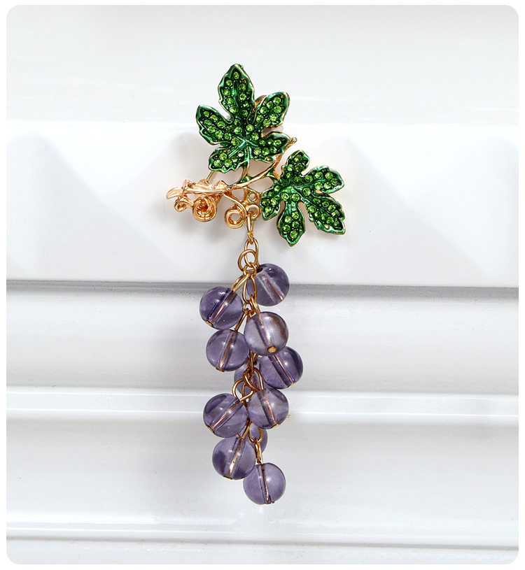 Fashionable and versatile purple grape diamond-encrusted brooch, a niche design with a high-end feel. Fruit and grape string accessory brooch pic 5