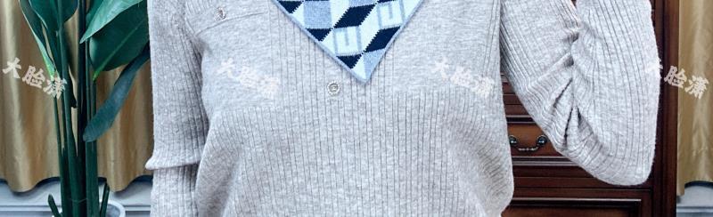 2023 New Style of Korean-style versatile cold-proof scarf for women to keep warm and protect the cervical vertebrae in autumn and winter. It is a knitted triangular scarf pic 28