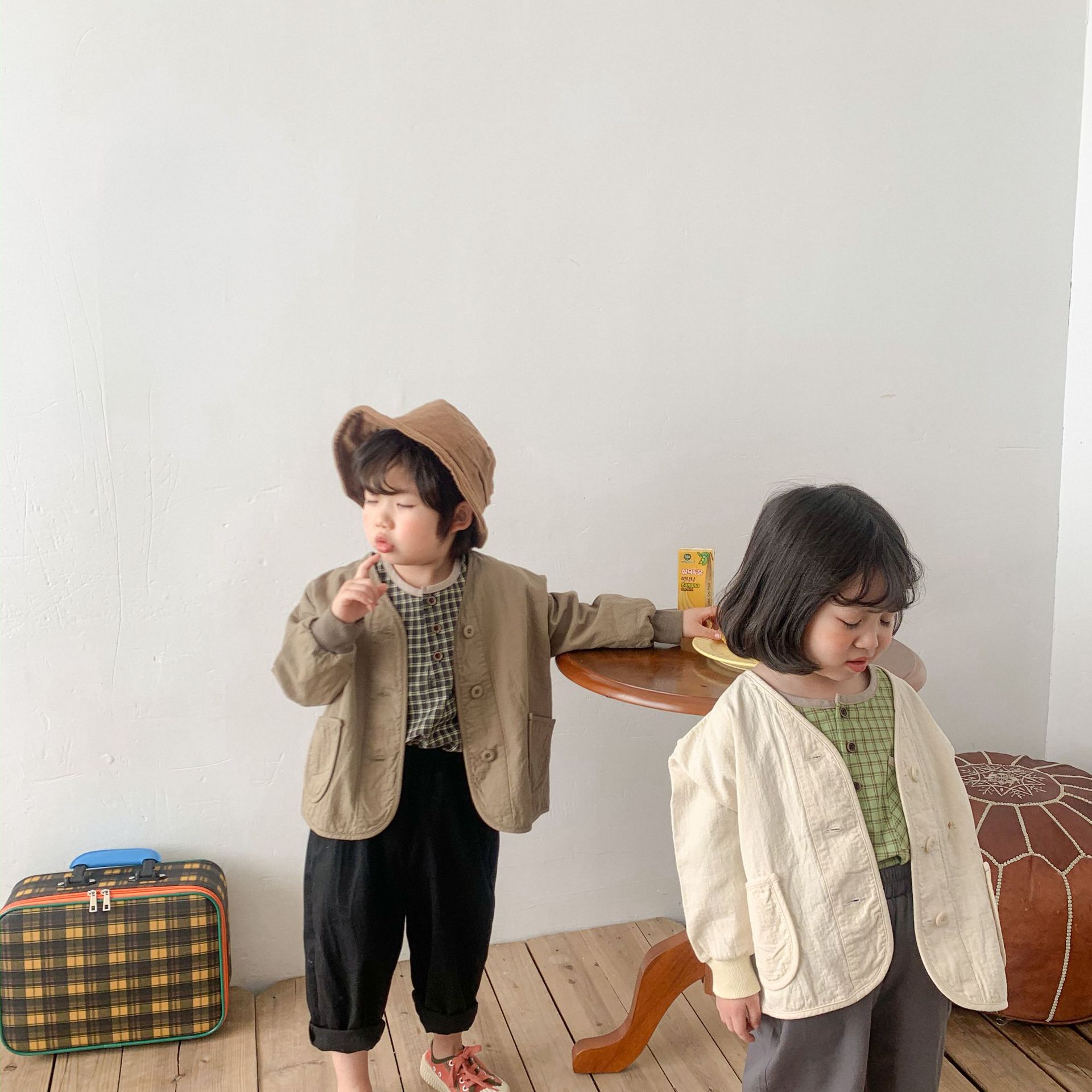 For the Spring and autumn of 2024, solid-color short jackets for children, a literary style for both boys and girls, and a small cardigan with a Japanese style as outerwear are all trendy pic 15