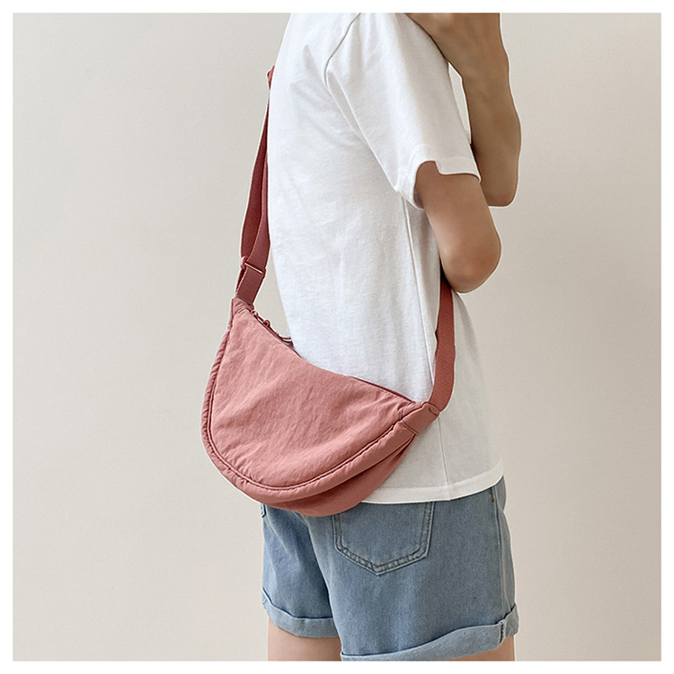 斜挎包女新款单肩包学生女包休闲包运动小包夏季帆布包日系饺子包详情15