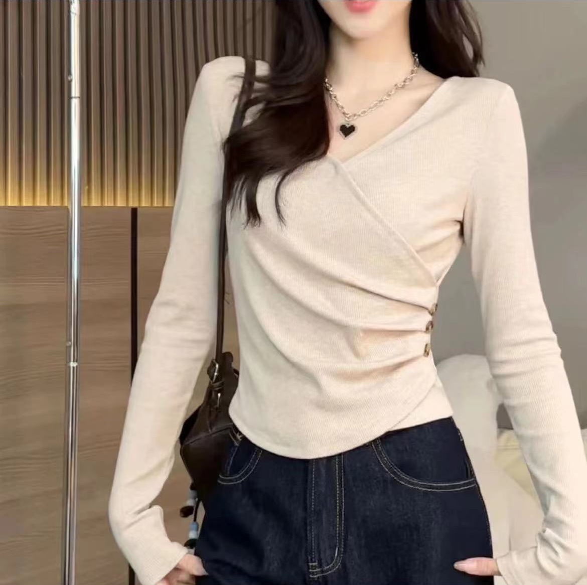 A large-sized solid-color long-sleeved T-shirt for women in the new autumn of 2025. It can be worn as a base layer for chubby girls to hide their skin and make them look slimmer. It is a full-shoulder top pic 6