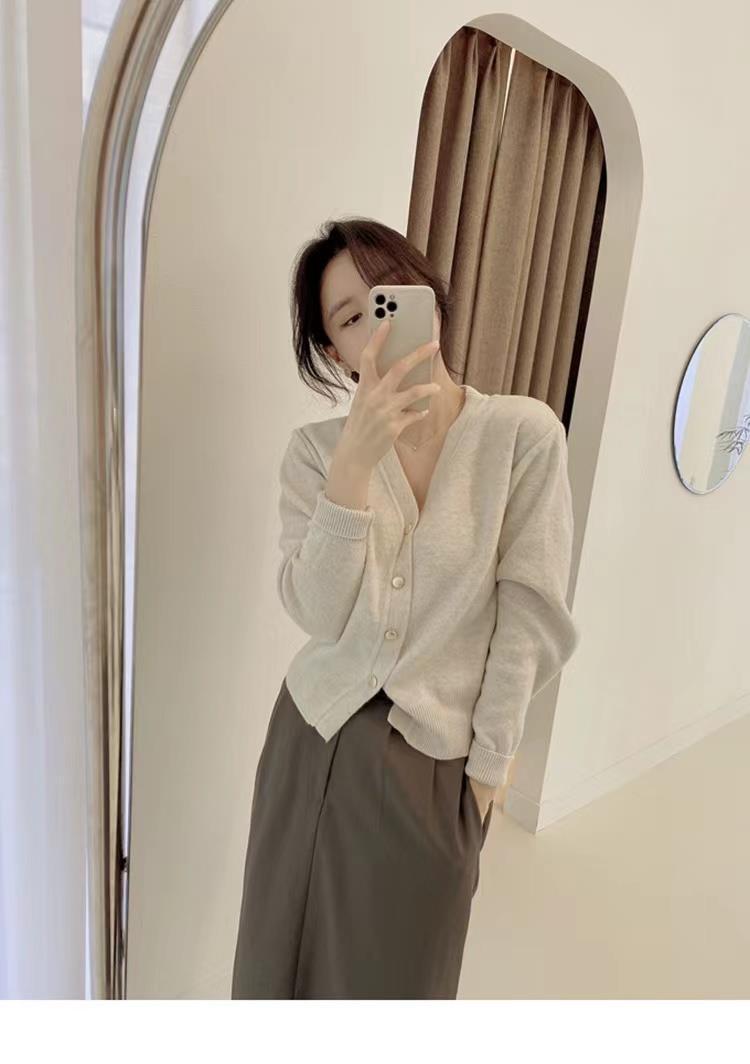 The new Spring and Autumn wool cardigan for women, V-neck knitted sweater coat, loose top, short Korean-style base layer, trendy outerwear pic 3