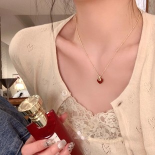 The retro and simple Ankela red necklace exudes a sense of sophistication and fashion for women. The collarbone chain features a niche design and is a heart-shaped accessory pic 5