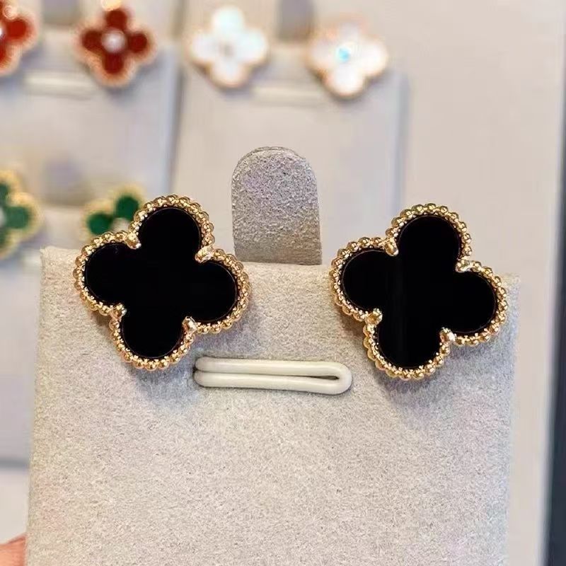 Cross-border titanium steel four-leaf clover ear studs for women, 18K gold, fashionable, simple and versatile mother-of-pearl jewelry ear bone studs are selling well in wholesale pic 5