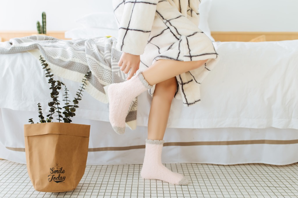 珊瑚绒女袜子批发 韩版家居珊瑚绒加绒加厚保暖中筒地板袜详情31