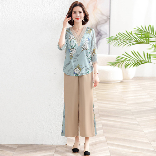 New fashionable chiffon short-sleeved T-shirt for middle-aged and elderly mothers in summer, elegant top for middle-aged women, and trendy floral mini shirt pic 28