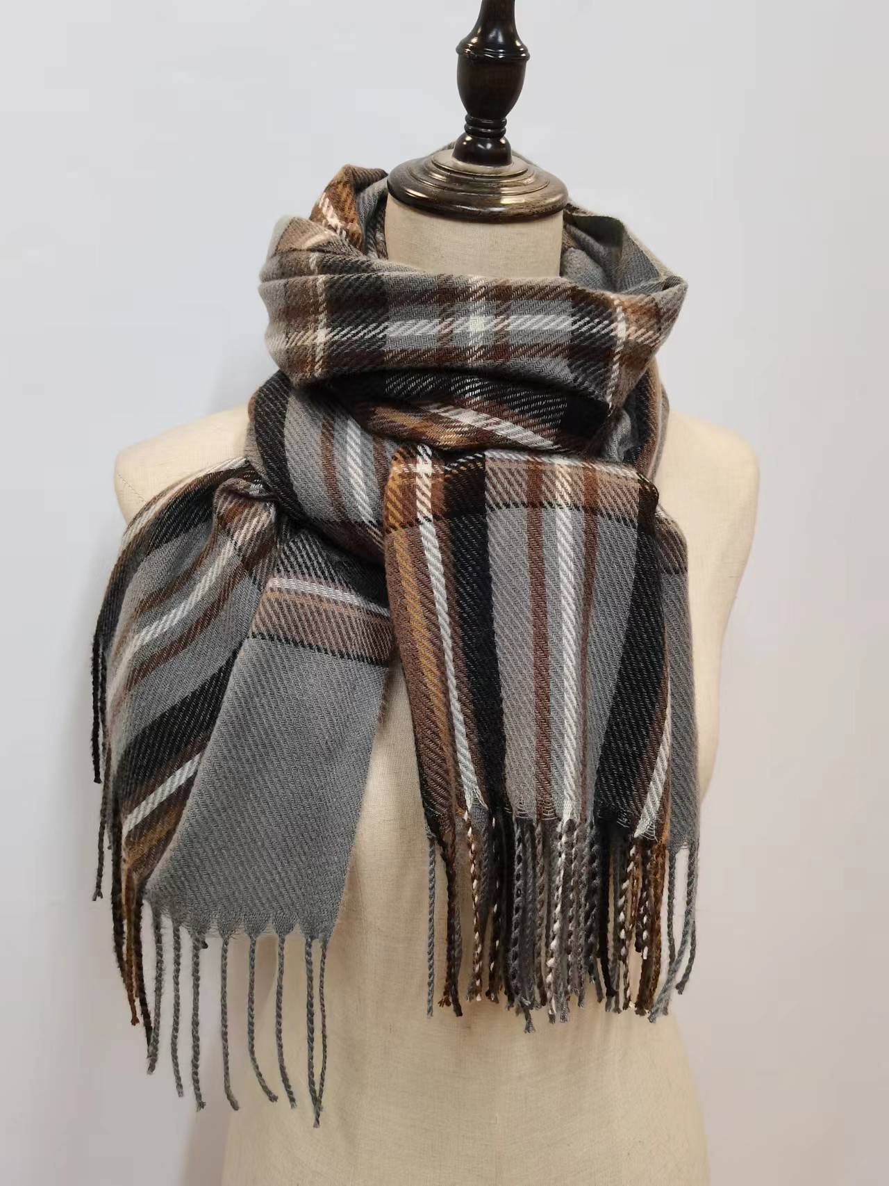 Yilian Autumn and Winter faux cashmere scarf, a fashionable British-style shawl for women, a warm and thick scarf, a Korean-style checkered street hit on Douyin pic 3