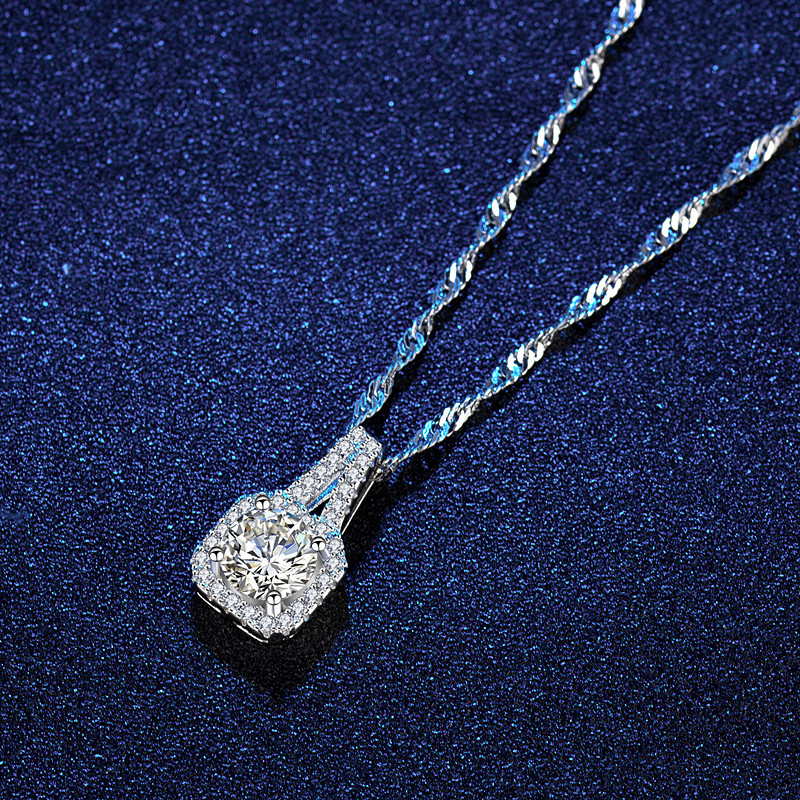 A high-quality imitation D-color moissanite four-leaf clover female pendant with eight hearts and eight arrows from a live-streaming product by a popular influencer on Kuaishou and Douyin pic 33