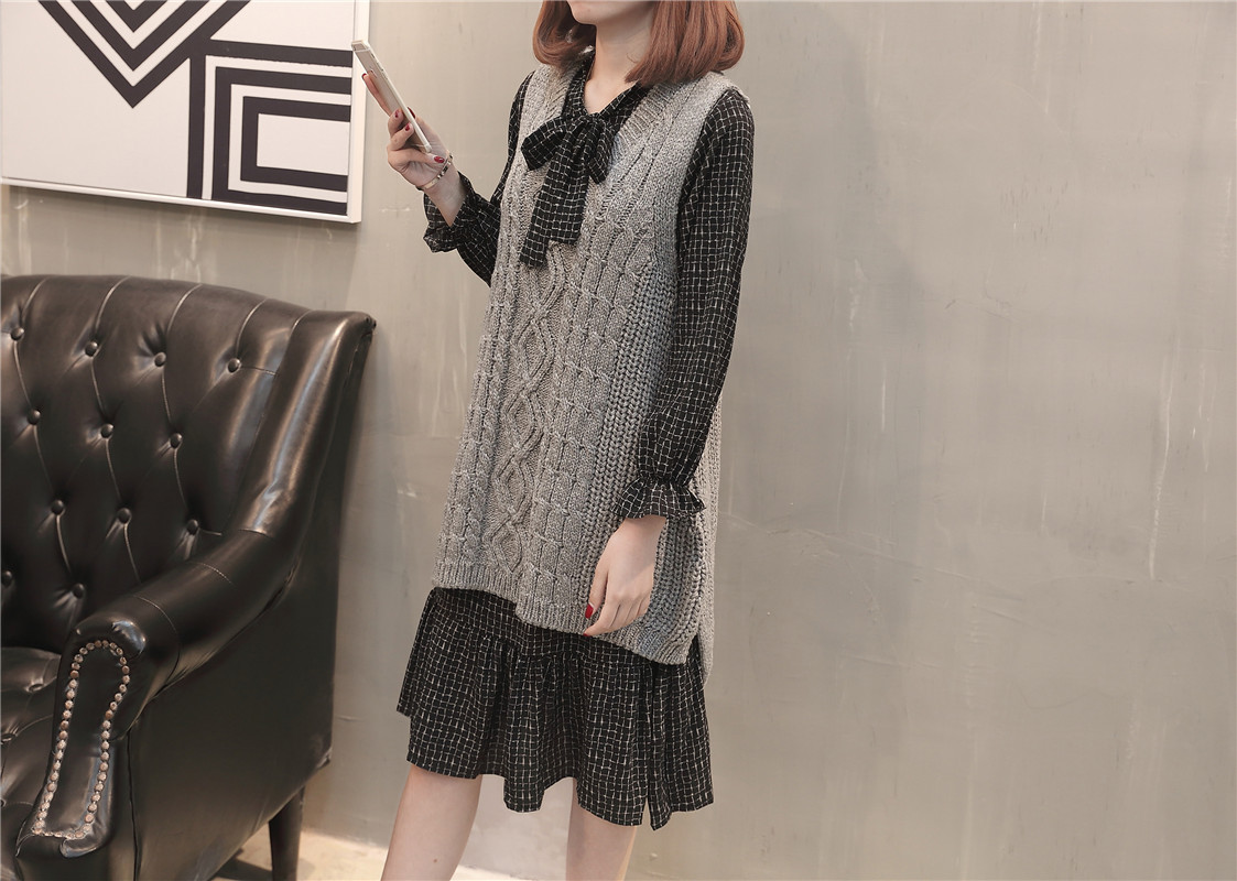 A new and stylish spring outfit for plus-size women, featuring a loose sweater, tank top and skirt that accentuates your figure pic 44