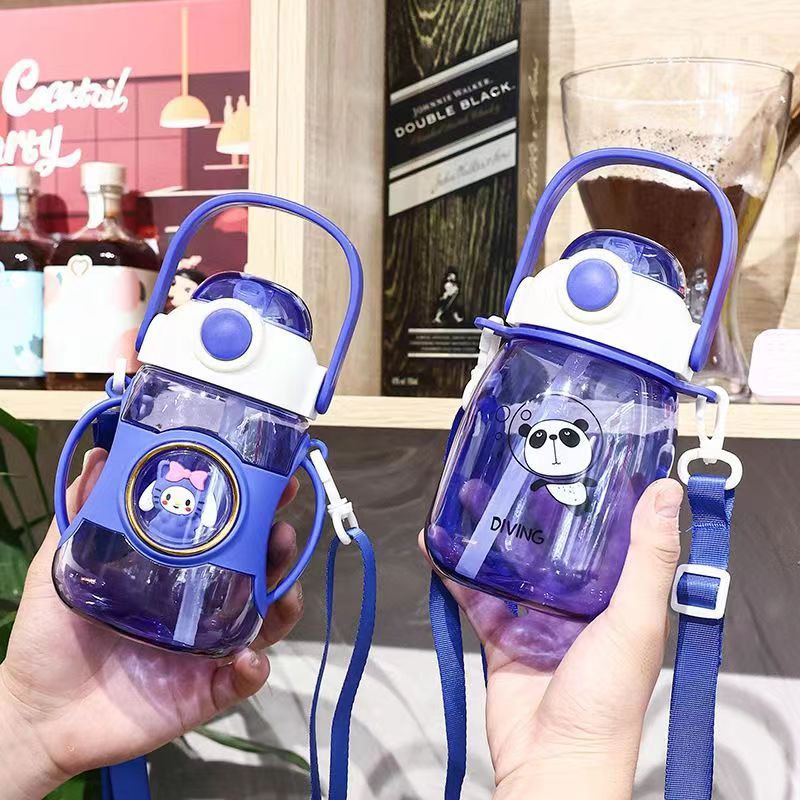 新款夏季儿童学生水杯便携背带高颜值塑料带吸管杯子萌趣可爱水壶详情5