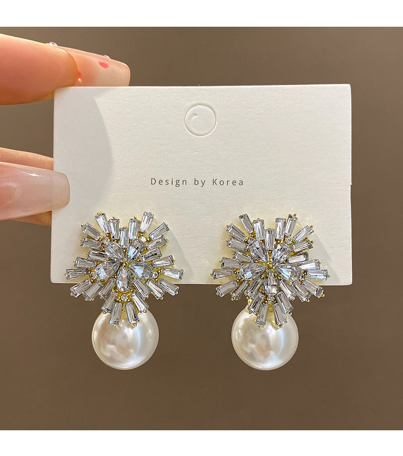 925 Silver Needle Sparkling Diamond Snowflake Pearl Earrings, a light luxury and niche design, high-end stud earrings, a retro and elegant ear accessory pic 16
