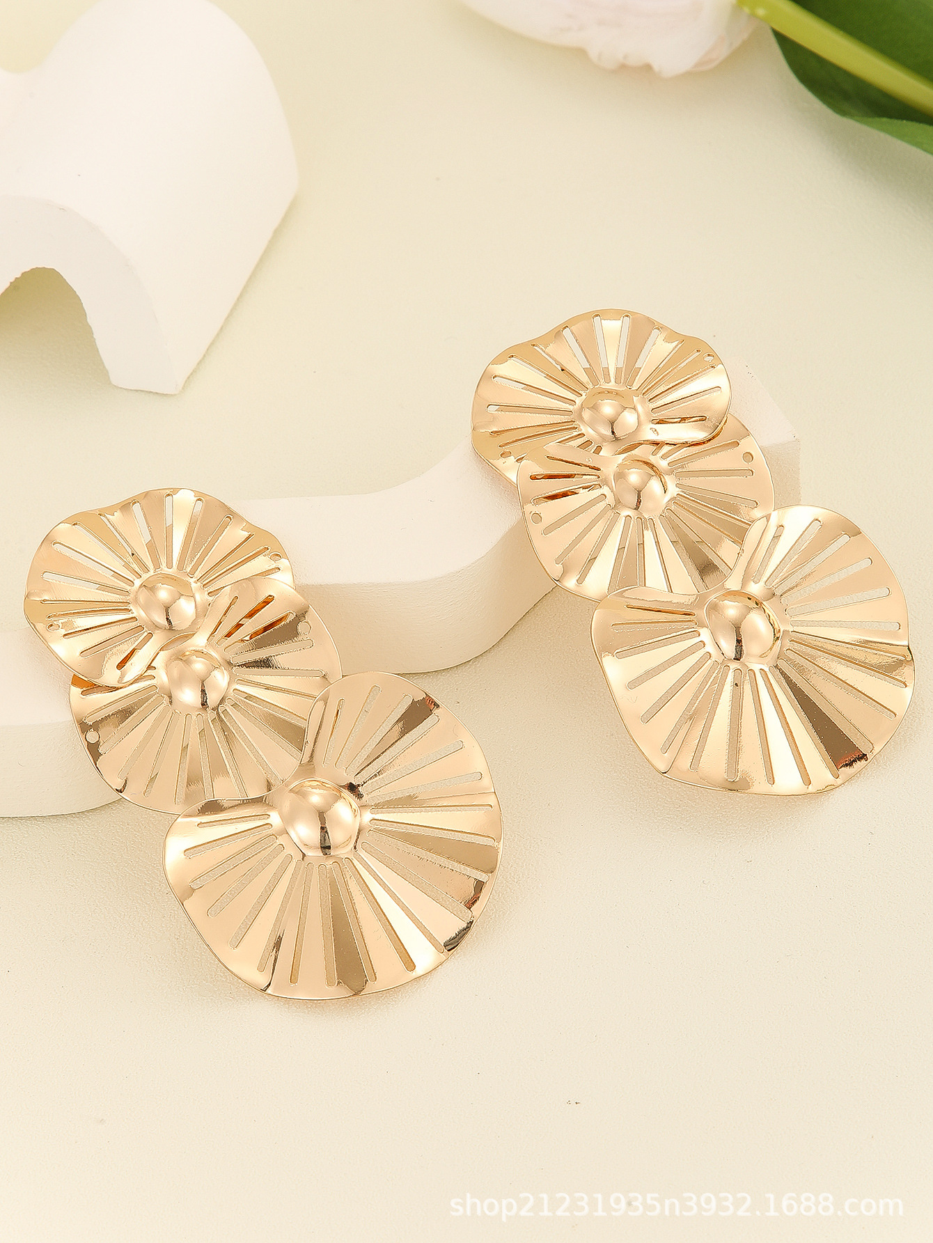 Earrings with a light luxury and high-end feel, niche design, simple and cold style, wholesale geometric C-shaped elegant gold earrings for women pic 16