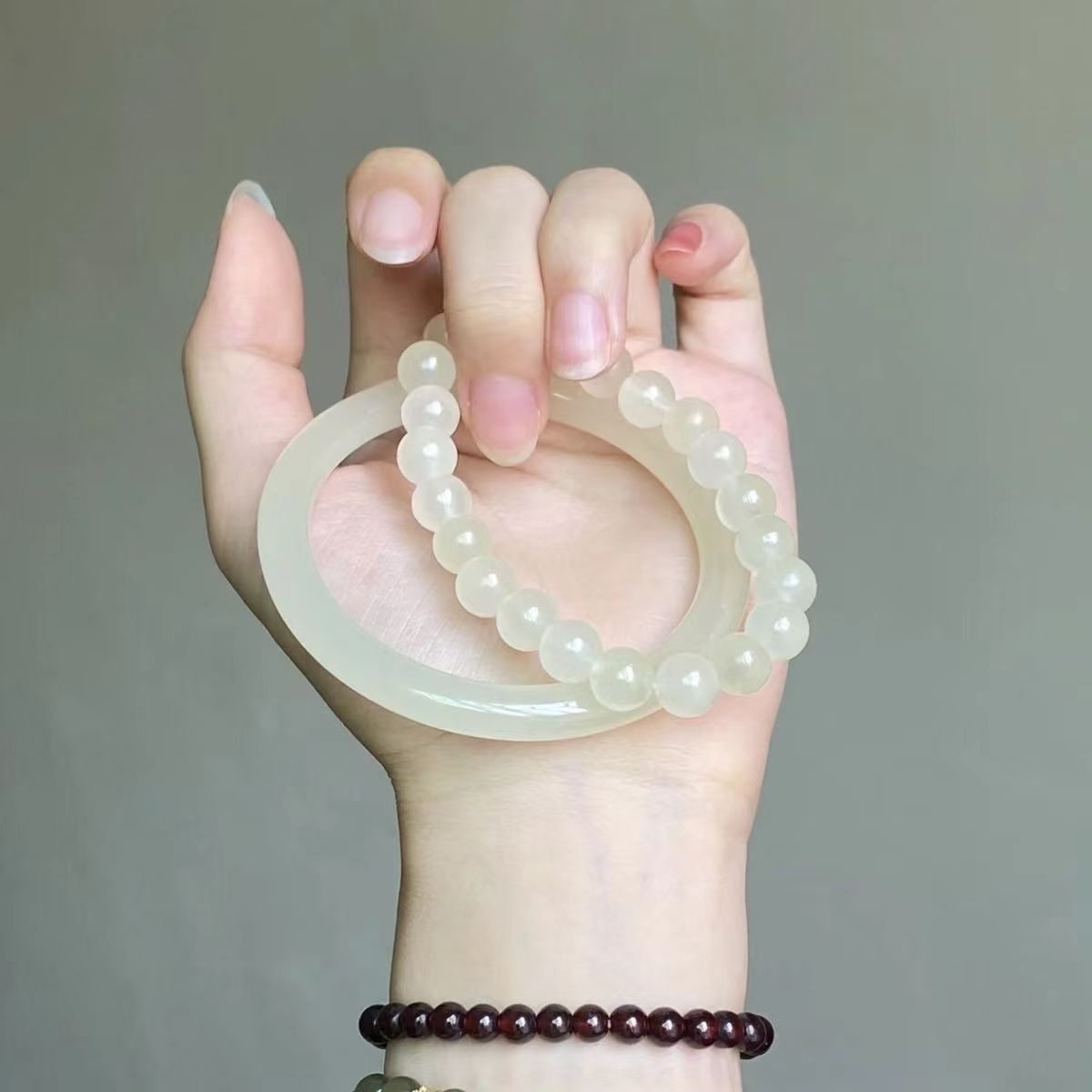 A light and white jade bracelet for women, with an elegant and gentle ancient style and a clear water color as a gift pic 8